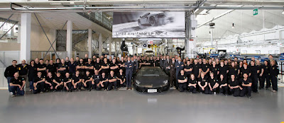 La foto celebrativa dell'esemplare numero 2000 della Lamborghini Aventador