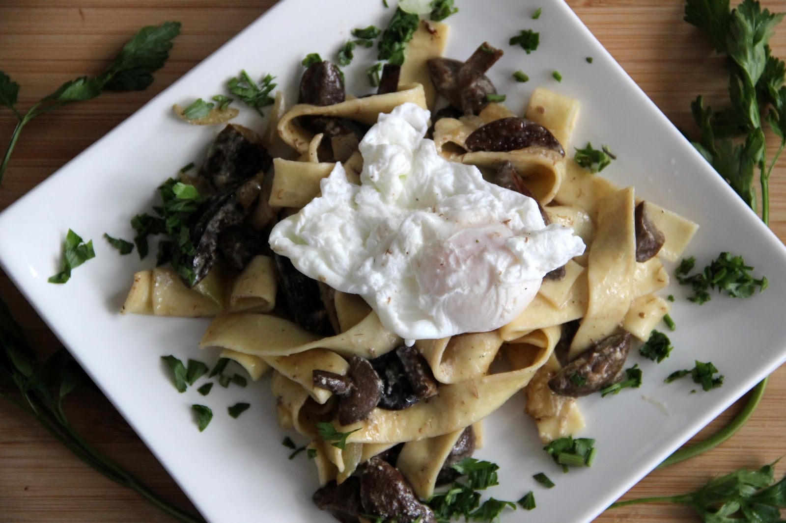 Makaron pappardelle podany z grzybami leśnymi i
