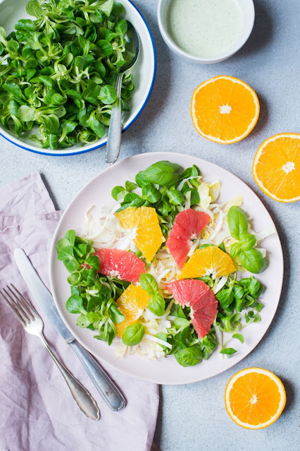 Feldsalat mit Chicorée, Grapefruit und Joghurt-Orange-Dressing