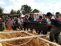 Cepat x Kau Pergi Ito! Tagisan Kakak Robinson Silaban Saat Mau Dikubur Cepat x Kau Pergi Ito! Tagisan Kakak Robinson Silaban Saat Mau Dikubur