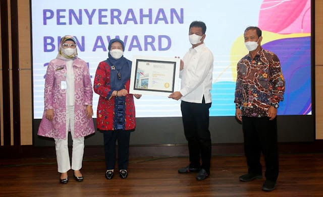 BKN RI Memberikan Dua Penghargaan Kepada Pemko Batam BKN RI Memberikan Dua Penghargaan Kepada Pemko Batam