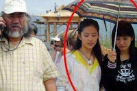 Sự thật việc Dương Mịch cầm ô phục vụ Lưu Diệc Phi