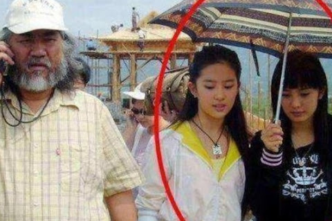 Sự thật việc Dương Mịch cầm ô phục vụ Lưu Diệc Phi