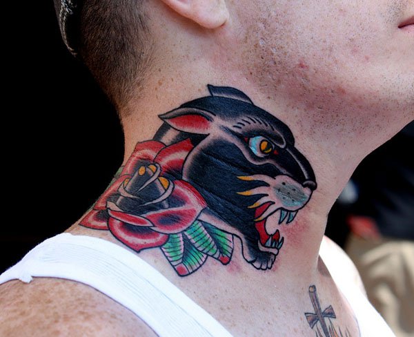 vemos el tatuaje de una pntera en el cuello de un hombre