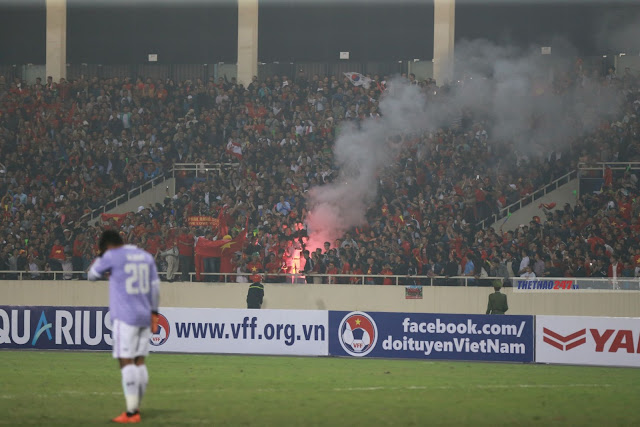 VFF bị AFC phạt cực nặng vì CĐV đốt pháo sáng VFF bị AFC phạt cực nặng vì CĐV đốt pháo sáng