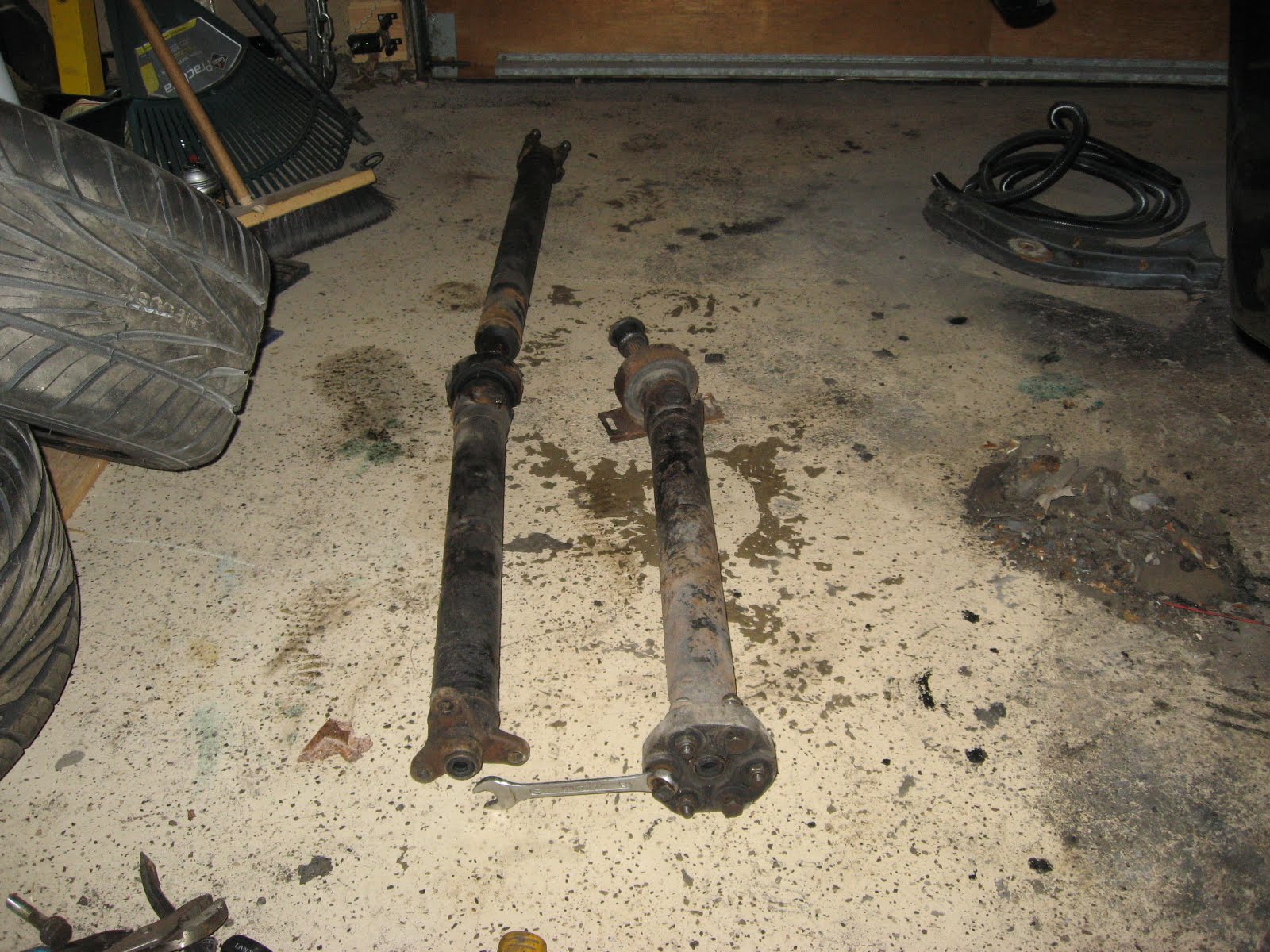 MY PROJECT 1987 BMW 325IS (E30): Rear axle cleaning....3.73 LSD DIFF...