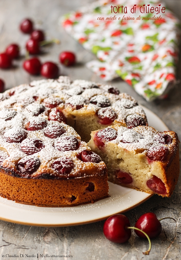 Torta di ciliegie con miele e farina di mandorle (senza uova)