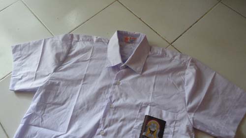 cara memendekan bahu seragam sekolah yang kelebaran - Jahitpedia