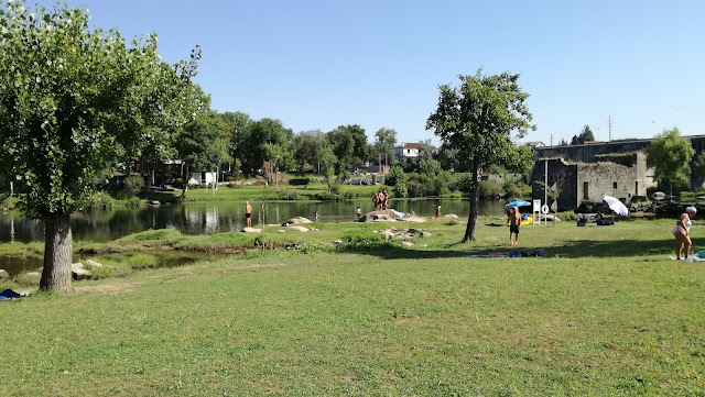 Zona verdejante na Praia Fluvial da Ponte do Bico