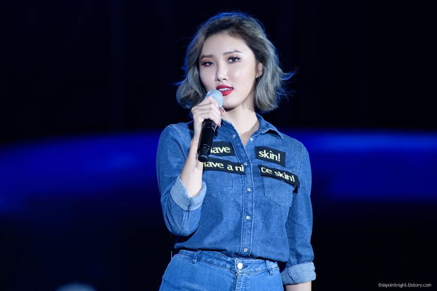 멤버들에게 뽀뽀하는 어제자 마마무 화사 (바뀐 헤어스타일) | 인스티즈