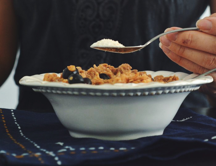 Simple Blueberry cinnamon oatmeal recipe with cream and cane sugar