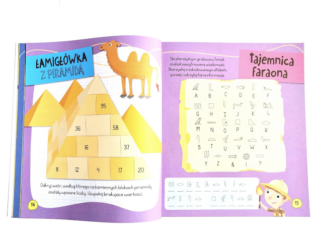 Zdjęcie przedstawia wnętrze ksiązki z jednej strony piramida do której trzeba wpisać odpowiednie liczby a po drugiej alfabet zakodowany symbolami