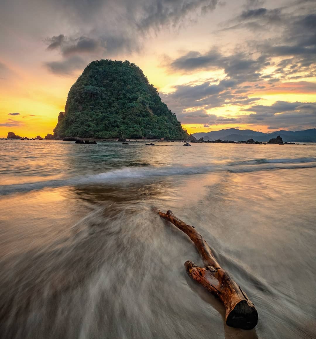 Harga Tiket Masuk Pantai Pulau Merah Terbaru Di Banyuwangi Jawa Timur