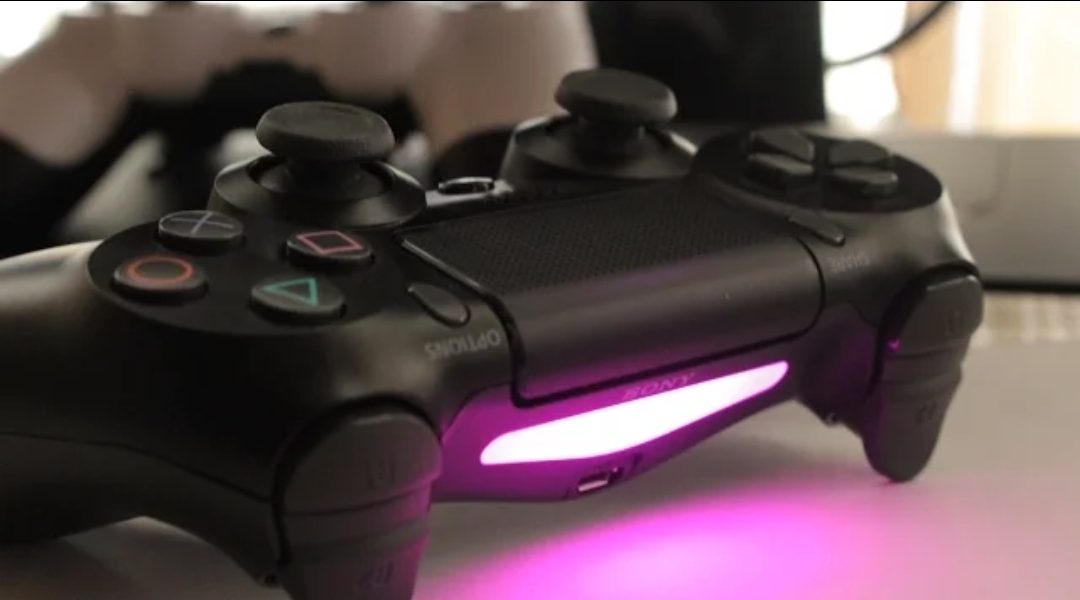 كيفية تخفيف يد ضوء البلايستيشن 4 لتوفير البطارية في اليد واللعب اكثر