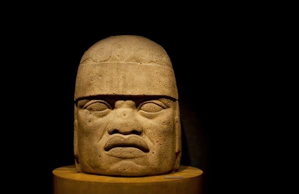 La civilización Olmeca, conocida como la cultura madre  mesoamericana, construyó unas cabezas gigantes con  rasgos africanos que se hallaron en el golfo de México