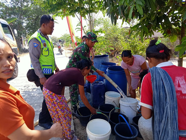 Babinsa bantu pendistribusian air untuk warga di desanya