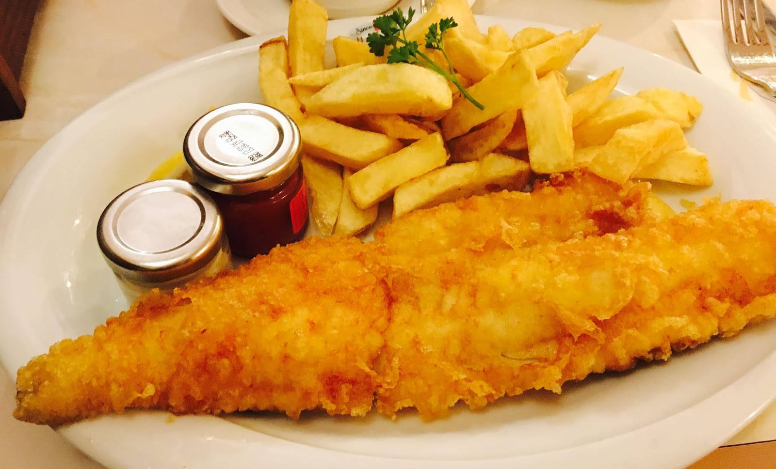 Рыба в британии. Фиш энд чипс в Лондоне. Ресторан в Британии Fish and Chips. Чипсы Англия. Рыба и чипсы Лондон.
