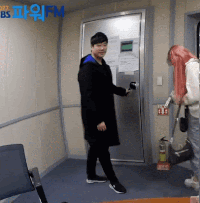 6ba5f6ea479f29ffdb750a4778e04051c3c9af82.gif
