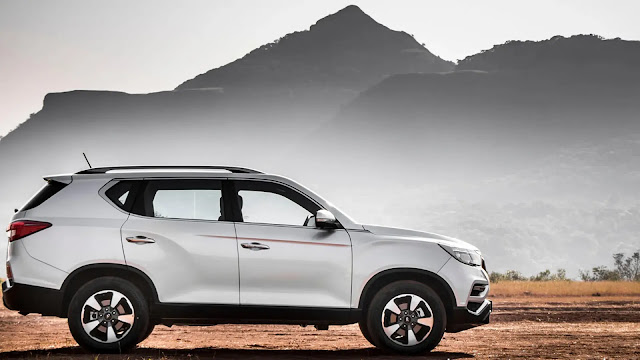 2020 Mahindra Alturas Pearl White
