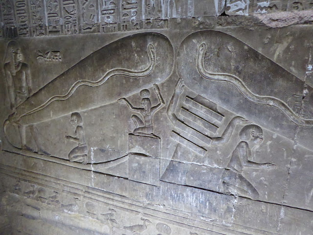 bassorilievo della lampada di dendera nella cripta del tempio