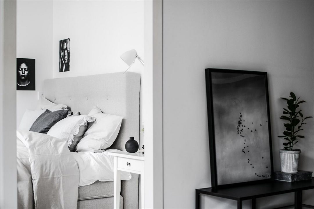 L'ART DE PRÉSENTER L'ART... SANS FAIRE DE TROU