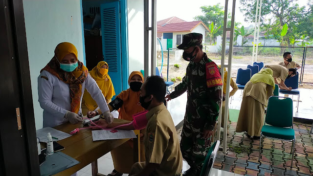 Babinsa Gondang Pantau Pemberian Vaksin Kepada Tenaga Pengajar