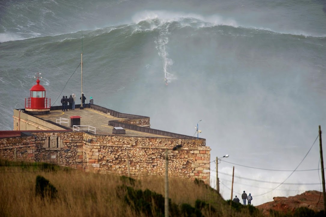Surfeando una ola gigante en Portugal COSAS ÚNICAS