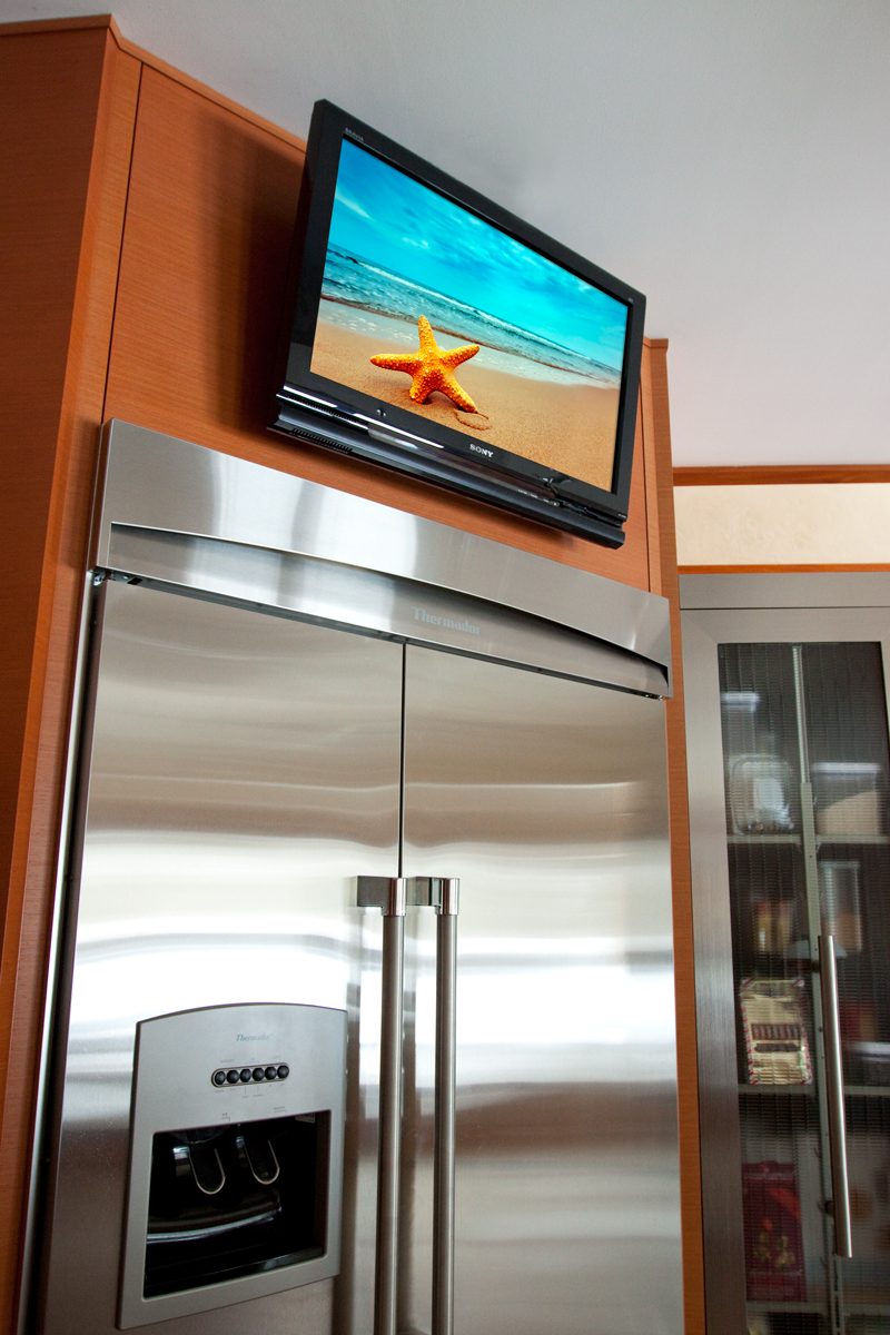 Встраиваемые кухонные телевизоры. Телевизор на кухне. Встраиваемый телевизор для кухни. Телевизор над холодильником. Откидной телевизор на кухню.