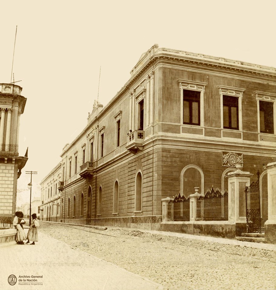 Universidad Nacional de Córdoba (c.1910). Fundada en 1613, es la