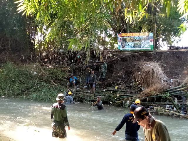 Koramil Pedan Bersama Masyarakat Bersihkan Sungai Kaligawe
