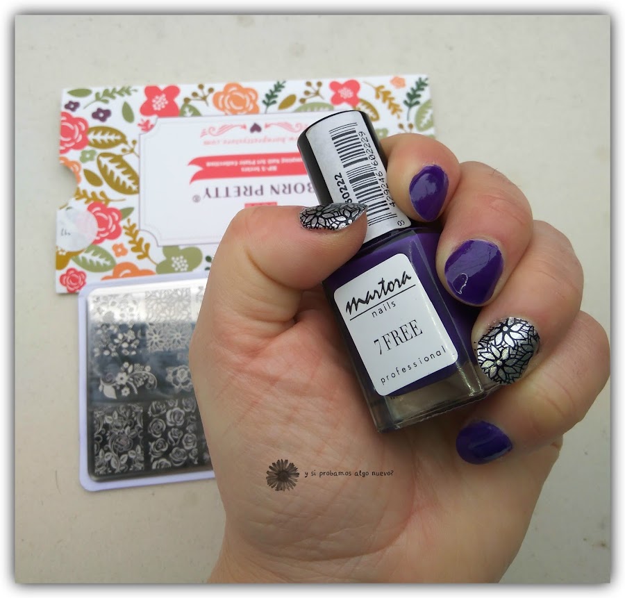 Manicura con estampado de colores