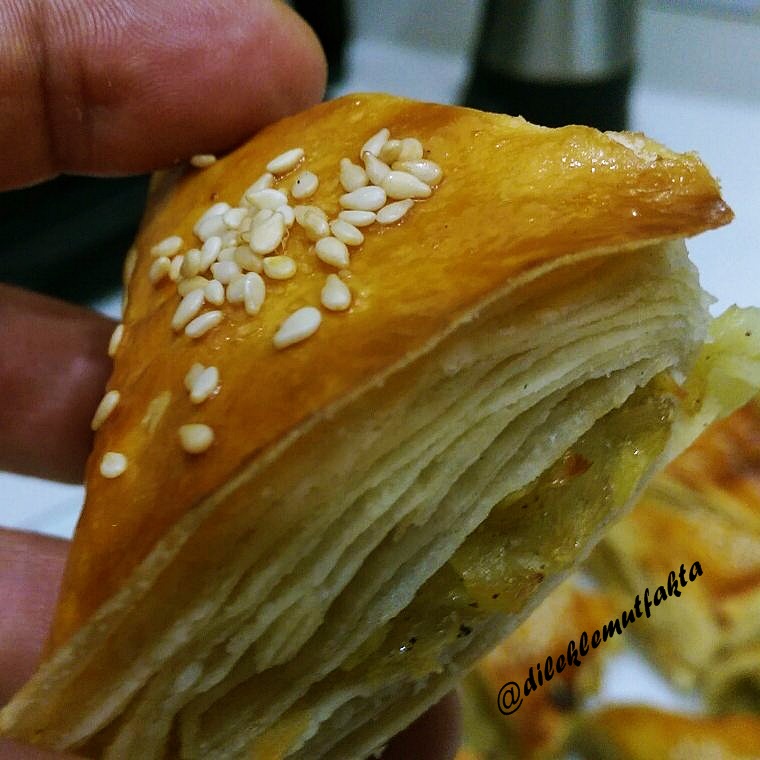 Hazır Yufkadan Çıtır Çıtır Pırasalı ve Patatesli Üçgen Börek Dilek�le