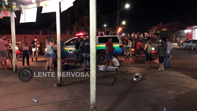 Garupa de moto sofre graves ferimentos após piloto invadir preferencial e ser atingido por automóvel