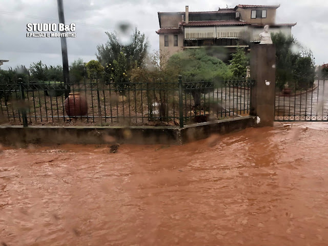 Πλημμύρες στην πόλη του Άργους από την υπερχείλιση του Ξεριά - Δεκάδες απεγκλωβισμοί από την πυροσβεστική