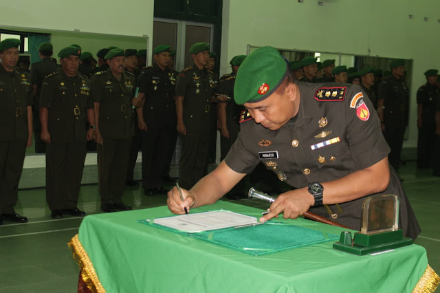 Letkol Inf Eko Setyawan Serahkan Tongkat Komando Kepada Letkol Kav Minarso Di Hadapan Danrem 074 Letkol Inf Eko Setyawan Serahkan Tongkat Komando Kepada Letkol Kav Minarso Di Hadapan Danrem 074