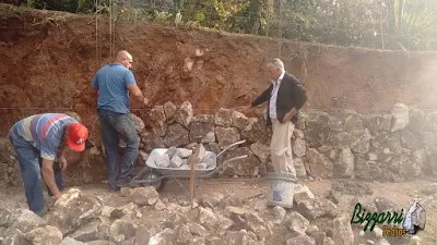 Bizzarri, da Bizzarri Pedras, na parte da tarde, visitando uma obra em sítio em Mairiporã-SP onde estamos executando o muro de pedra com pedra rústica tipo de pedra moledo nesse tom cinza escuro onde vamos executar o paisagismo.