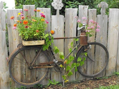 Decorar el jardín con bicicletas viejas, plantas y flores