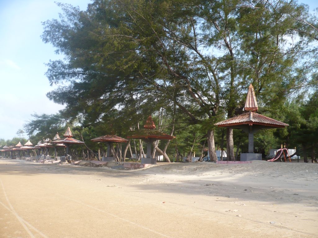 Indonesian Tourism: Lombang-lombang Beach