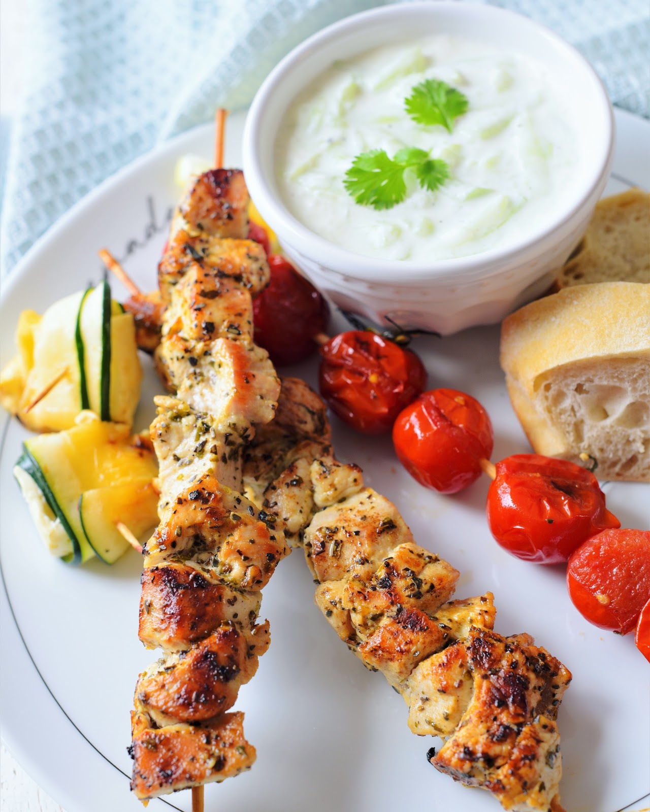 Hähnchen Souvlaki mit Tsatsiki – original griechisches Rezept | Kessy Bona Hähnchen Souvlaki mit Tsatsiki – original griechisches Rezept | Kessy Bona