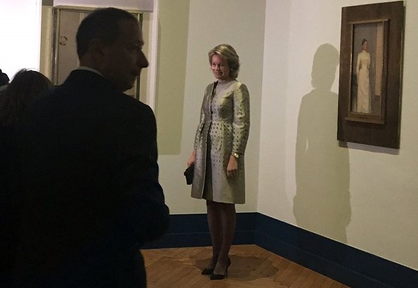 Belgian artist Fernand Khnopff' exhibition at the Petit Palais. Queen Mathilde wore Natan coat and she wore Natan pumps