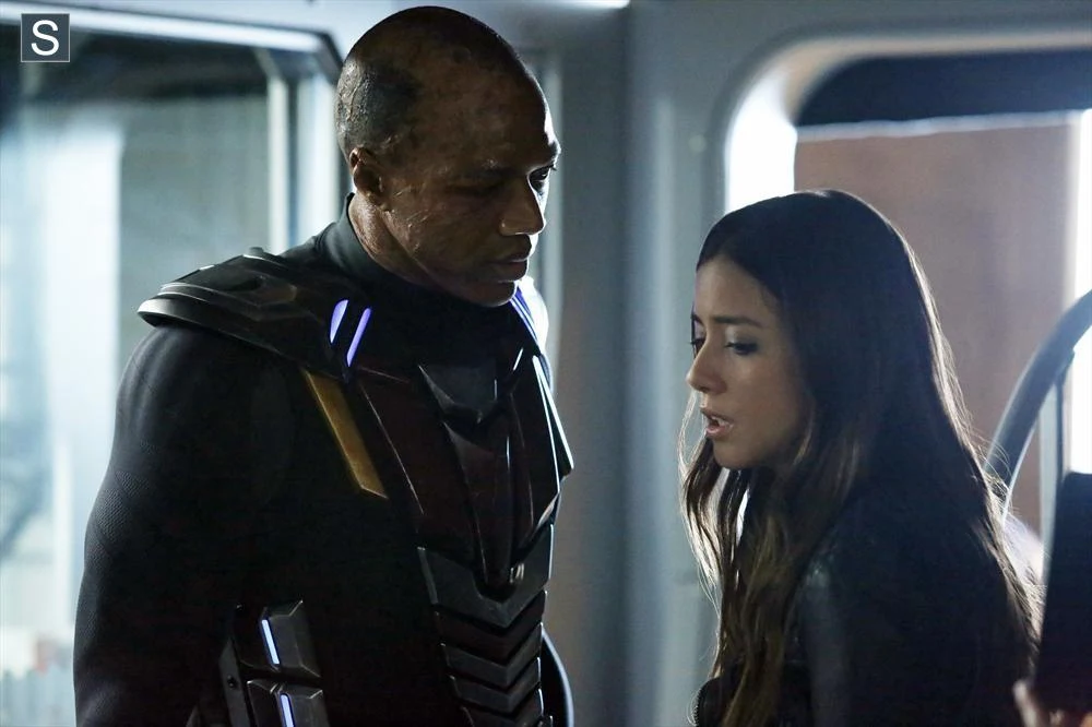 DEATHLOK (J. AUGUST RICHARDS) Y SKYE (CHLOE BENNETT)