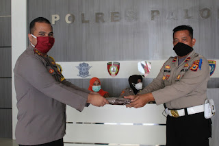 Bagikan Masker, Kapolres Palopo Ajak Anggotanya Jadi Pelopor Cara Cegah Corona 