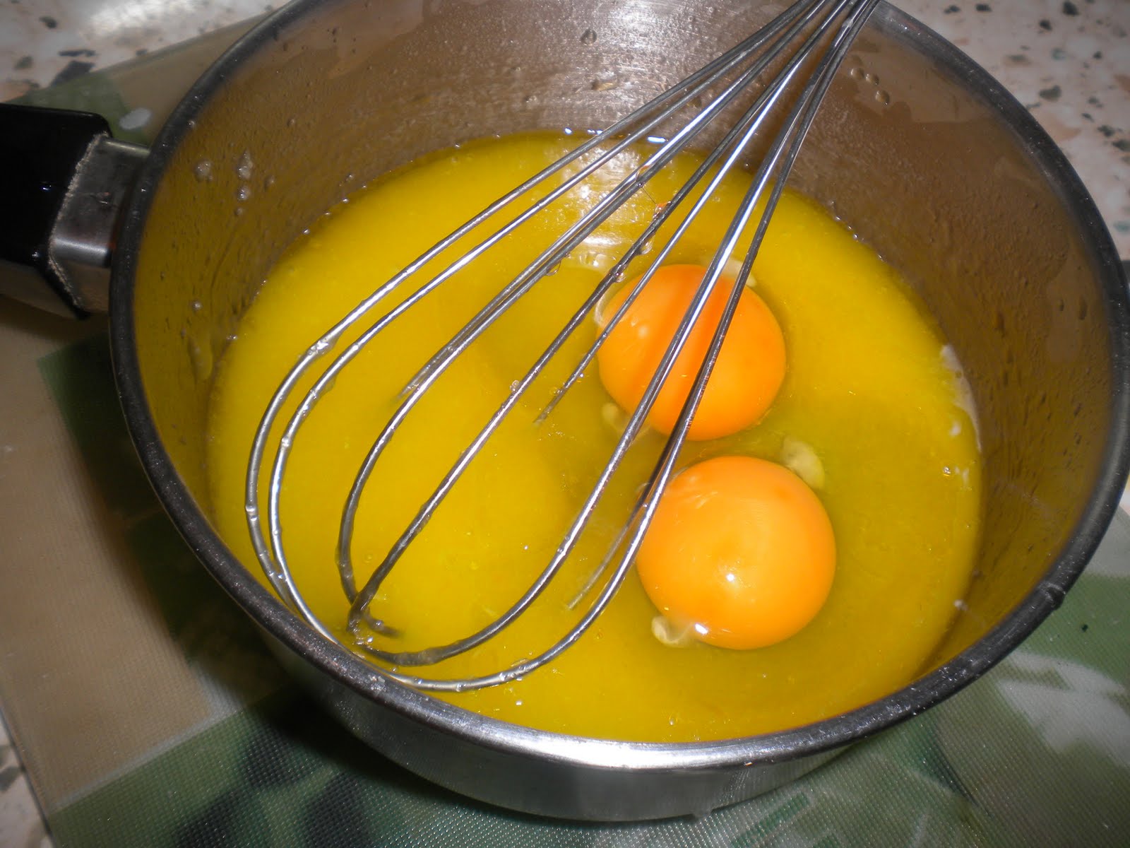 Тесто 2 яйца и мука