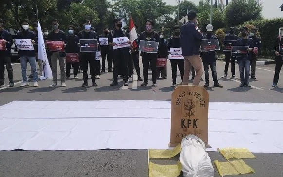 Teka-teki 5 Orang Berbaju Putih di Puncak Gedung KPK Saat Demo BEM SI, Siapa Mereka?!