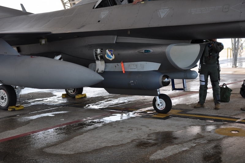 Primer vuelo de un F-16 equipado con Legion Pod.