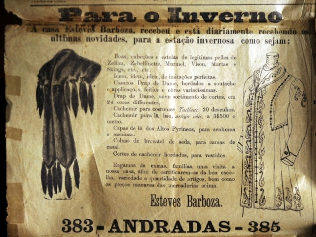 Propaganda de loja de vestuário em 1910 com oferta de casacos feitos com peles de animais.