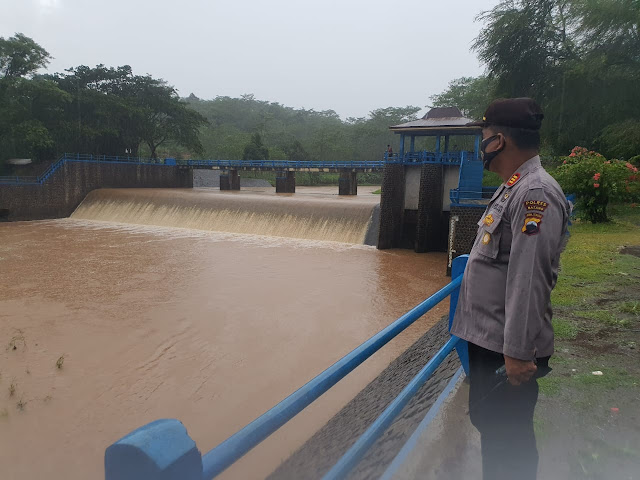 Antisipasi Terjadinya Banjir, Kapolsek Batang Kota Cek Debit Air Bendungan Kedungdowo Kramat Batang