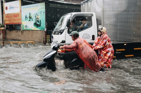 Mấy anh đòi thu phí chống ngập có thấy không, chỉ 15 phút mưa đã làm giao thông tê liệt?