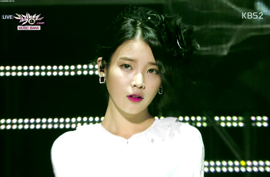 다리꼬는 단발 아이유