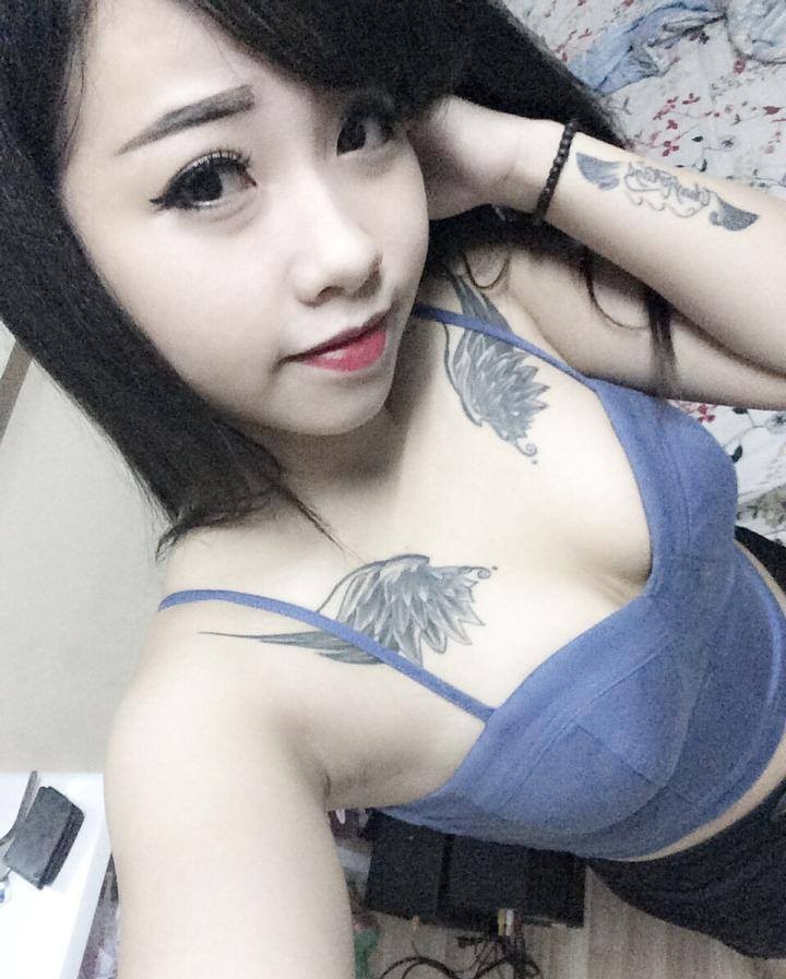 Gái đẹp khoe hình xăm và vếu